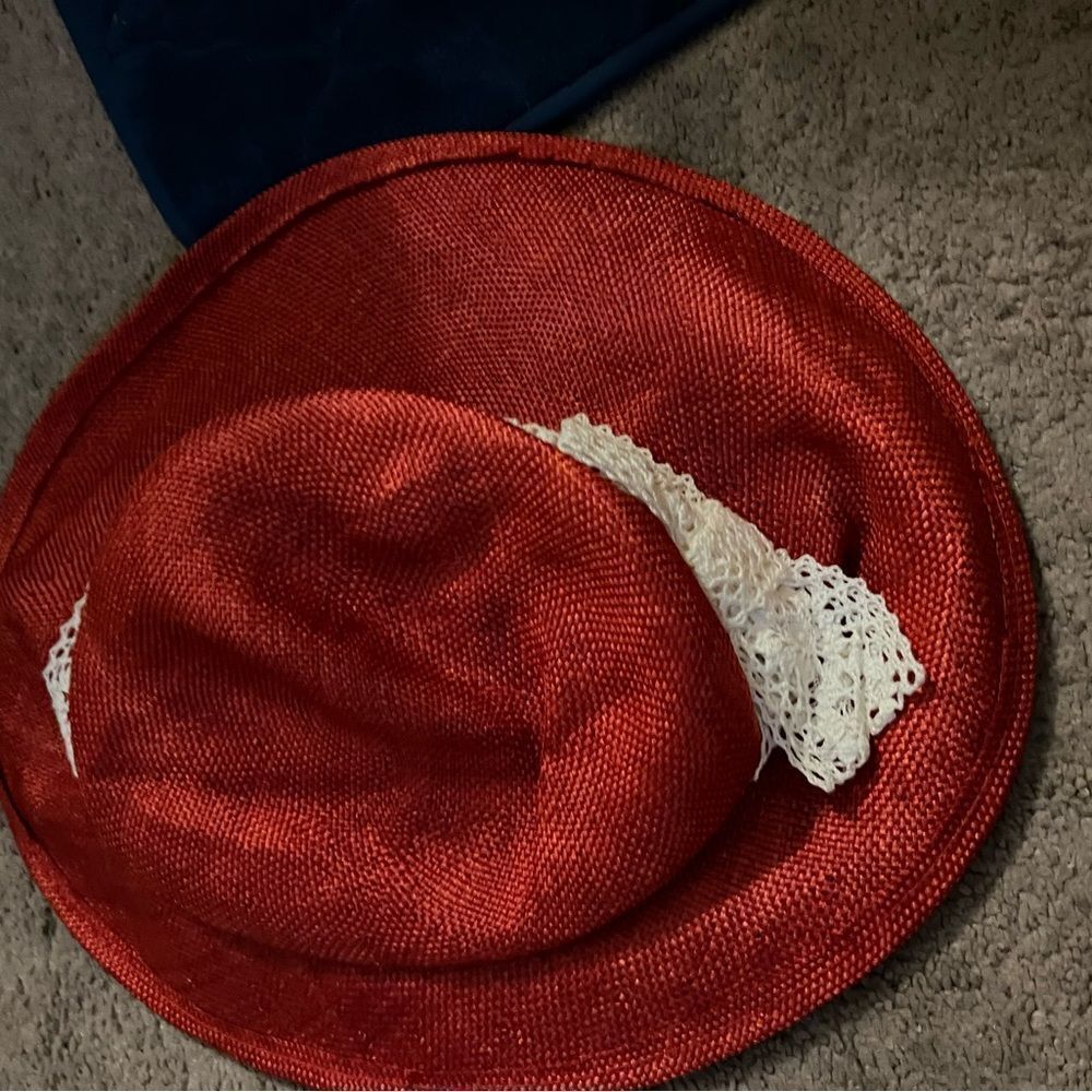 Street smart red hat‎